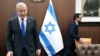 El primer ministro israelí Benjamin Netanyahu, izquierda, se acerca a su silla antes de reunirse con el ministro francés de Relaciones Exteriores, Stephane Sejourne, derecha, el lunes 5 de febrero de 2024, en Jerusalén. 