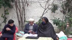 په چین کې د طب یو طالب علم ازلان خان مور او پلار ته وايي پاکستان دې هغه او نور زدکونکي هېواد ته ستانه کړي