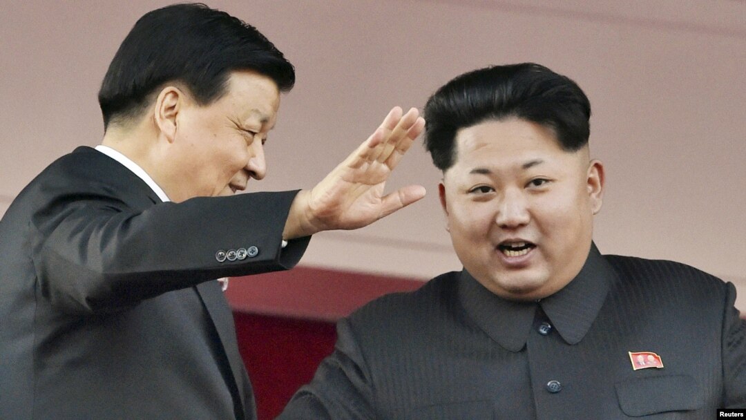 Lãnh tụ Bắc Triều Tiên Kim Jong Un và ông Lưu Vân Sơn, nhân vật lãnh đạo đứng hàng thứ 5 của Trung Quốc tại cuộc duyệt binh kỷ niệm 70 năm ngày thành lập đảng Lao động ở Bình Nhưỡng, 10/10/2015.