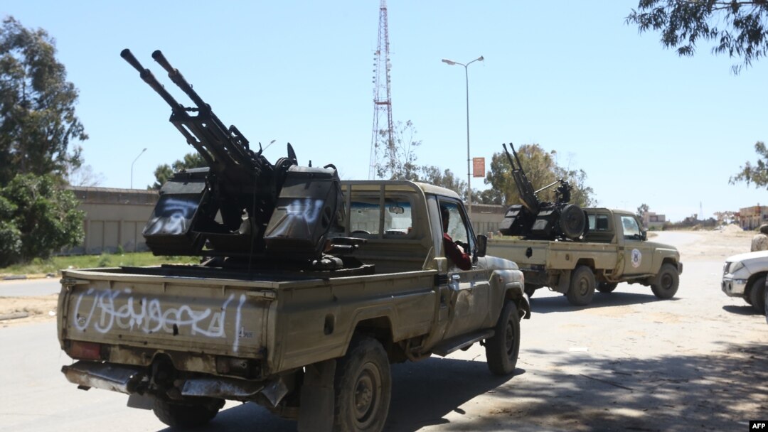 Kendaraan yang dilengkapi senjata milik pasukan pemerintah siaga di Tripoli (9/4). 