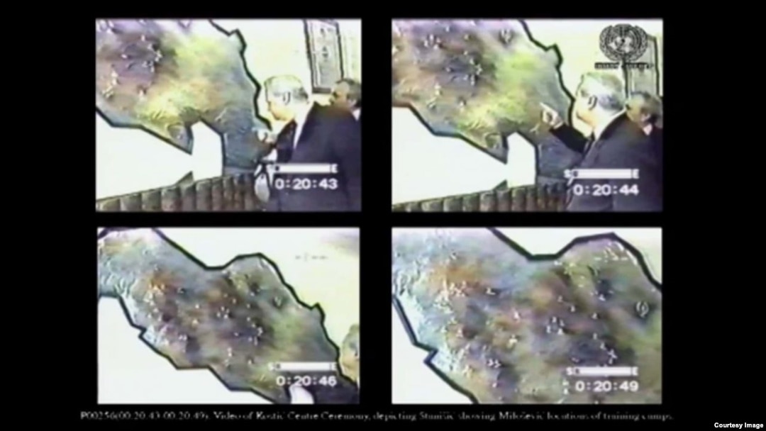 Snimke s videozapisa događaja Jedinice za specijalne operacije iz 1997., prikazanog tokom suđenja, u kojem su Jovica Stanišić i Slobodan Milošević ispred mape mjesta za trening kampove. (Foto: IRMCT)