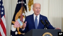 조 바이든 미국 대통령이 26일 백악관에서 초고속 인터넷 보급을 위한 420억 달러 투자 계획을 밝히고 있다. 