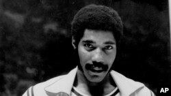 FILE - Connie Hawkins shows off his new Los Angeles Lakers uniform before start of game against the New York Knicks in Inglewood, Calif., Nov. 2, 1973. Hawkins died at age 75, Oct. 7, 2017. 