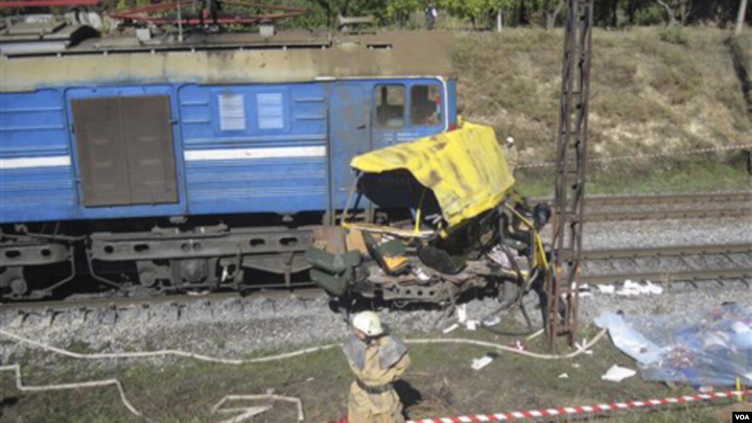 Sebuah kereta api di Ukraina timur menyeret bis penumpang sejauh 30 meter setelah tabrakan hari ini.