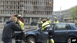 Des secouristes au centre d'Oslo après l'explosion