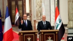 Presiden Perancis Francois Hollande (kiri) dalam konferensi pers bersama PM Irak Haider al-Abadi, di Baghdad, Irak, 2 Januari 2017. (AP Photo/Christophe Ena, Pool)