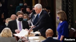 El vicepresidente Mike Pence y la presidenta de la Cámara de Representantes durante la sesión conjunta del Congreso para certificar los resultados de la elección de 2020, en el Capitolio el 6 de enero de 2021.