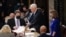 El vicepresidente Mike Pence y la presidenta de la Cámara de Representantes durante la sesión conjunta del Congreso para certificar los resultados de la elección de 2020, en el Capitolio el 6 de enero de 2021.