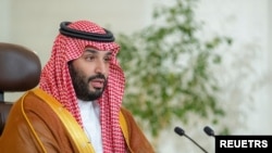 Putra Mahkota Arab Saudi Mohammed Bin Salman memberikan pidato dari kantornya dalam forum Inisiatif Hijau Arab Saudi di Riyadh pada 23 Oktober 2021. (Foto: Bandar Algaloud/Courtesy of Saudi Royal Court/Handout via Reuters)