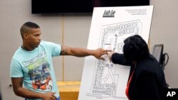 Joshua Brown, left, a neighbor of Botham Jean, answers questions from Assistant District Attorney LaQuita Long, right, while pointing to a map of the apartments where he lives, Sept, 24, 2019, during the murder trial of former Police Officer Amber Guyger.