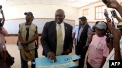Mokgweetsi Masisi, the president of Botswana and the leader of the Botswana Democratic Party (BDP) casting his ballot at the Mosielele Primary School polling station in his home village, Moshupa, Oct. 23, 2019.