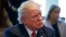 Президент США Дональд Трамп с супругой, губернатор Техаса Грег Эббот и исполняющая обязанности министра внутренней безопасности Элейн Дьюк. Корпус Кристи, штат Техас. 29 августа 2017 г.