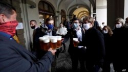지난 11일 체코공화국 프라하의 식당 야외 테라스에서 시민들이 맥주를 사기 위해 줄 서 있다.