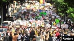 Pengunjuk rasa berpawai dalam demo menentang ketidakadilan ras dan kematian Rayshard Brooks di Atlanta, Georgia, AS, 15 Juni 2020. (Foto: Alex Hicks Jr.-USA TODAY NETWORK)