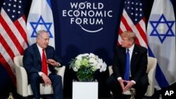 Presiden Donald Trump (kanan) mengadakan pertemuan dengan PM Israel Benjamin Netanyahu di sela Forum Ekonomi Dunia, di Davos, Swiss, Kamis (25/1).