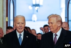 Presiden Amerika Serikat Joe Biden (kiri) dan Presiden terpilih Donald Trump tiba untuk upacara pelantikan sebagai Presiden AS ke-47 di Rotunda Capitol AS di Washington, DC, 20 Januari 2025. (Melina Mara / POOL / AFP)