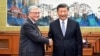 លោក Bill Gates និងលោក Xi Jinping ប្រធានាធិបតីចិន ចាប់ដៃស្វាគមន៍គ្នា នៅក្នុងជំនួបមួយនៅទីក្រុងប៉េកាំង ប្រទេសចិន កាលពីថ្ងៃទី ១៦ ខែមិថុនា ឆ្នាំ ២០២៣។ 