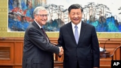 លោក Bill Gates និងលោក Xi Jinping ប្រធានាធិបតីចិន ចាប់ដៃស្វាគមន៍គ្នា នៅក្នុងជំនួបមួយនៅទីក្រុងប៉េកាំង ប្រទេសចិន កាលពីថ្ងៃទី ១៦ ខែមិថុនា ឆ្នាំ ២០២៣។ 