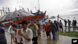 Para nelayan Burma tiba di Benjina, Kepulauan Aru, Indonesia, untuk melaporkan diri mereka, April 2015. (AP/Dita Alangkara)