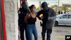 Oficiales de policía arrestan a la reportera de Des Moines Register, Andrea Sahouri, después que una protesta de Black Lives Matter que estaba cubriendo el 31 de mayo de 2020, en Des Moines, Iowa, fuera dispersada por gas lacrimógeno.