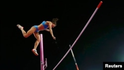 Yelena Isinbayeva, de la Russie, échoue lors d'une tentative de saut à la perche.