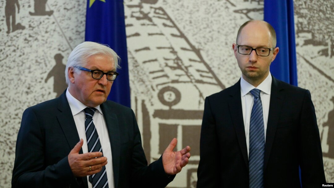 Menlu Jerman Frank-Walter Steinmeier (kiri) dan PM Ukraina Arseny Yatseniuk ambil bagian dalam konferensi pers di bandara Borispol, Kyiv (13/5). 