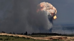 Gumpalan asap mengepul di atas depot amunisi tempat ledakan terjadi di fasilitas tersebut di distrik Kirovsky di Krimea, Rabu, 19 Juli 2023. (Foto: via AP)