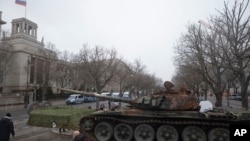 Знищений російський танк Т-72, переможений на підході до Києва, розташували перед посольством Росії у Німеччині на честь першої річниці повномасштабного вторгнення Росії в Україну, 24 лютого 2023 р. AP Photo/Markus Schreiber