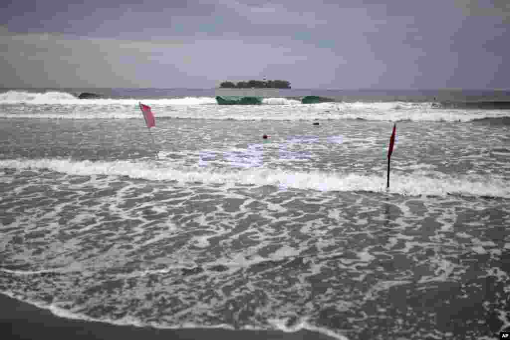 Banderas rojas en una playa de Veracruz, México, advierten a los bañistas que no entren al agua horas antes de que el huracán Franklin toque tierra en el estado en las próximas horas. Agosto 9, 2017. 