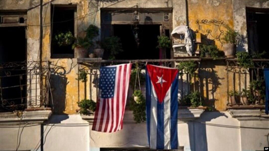 Bendera AS dan Kuba tergantung di sebuah balkon di kawasan Old Havana, Kuba, 19 Desember 2014.