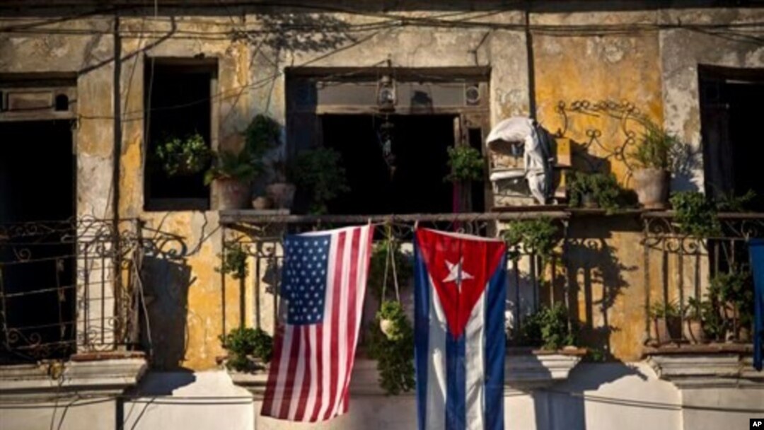 Bendera AS dan Kuba tergantung di sebuah balkon di Old Havana, Kuba, 19 Desember 2014.