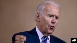 Sobre apoyar una reforma sin camino a la ciudadanía, el vicepresidente Joe Biden dijo que "no es su preferencia". 