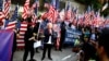 Un manifestante usa una máscara del presidente estadounidense Donald Trump durante un evento llamado "Marcha de agradecimiento a EE.UU.", parte de las protestas prodemocracia que tuvieronl lugar este domingo cerca al Consulado estadounidense en Hong Kong. REUTERS/Thomas Peter