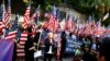 香港民眾星期天集會，手舉美國國旗感謝美國支持香港。（路透社） 
