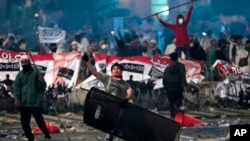 Salah satu pendemo di Jakarta, melempar batu ke arah polisi, 22 Mei 2019. (Foto: dok).