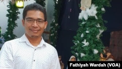 Pastor Paroki Santa Clara Raymundus Sianipar di Bekasi, 24 Desember 2019. (Foto: Fathiyah Wardah/VOA)