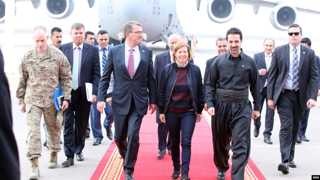 AQSh Mudofaa vaziri Eshton Karter Iroq Kurdistoni bosh vazirining o'rinbosari Qubad Talaboniy hamrohligida, Irbil, 17-dekabr, 2015-yil