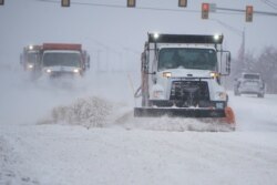 Kamioni sa ralicama čiste put tokom snežne oluje u Oklahoma Sitiju, Oklahoma, 14. februara 2021.