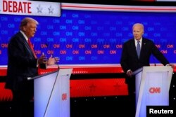 241 / 5,000 El candidato presidencial demócrata y actual presidente Joe Biden escucha al candidato presidencial republicano y expresidente estadounidense Donald Trump durante su debate en Atlanta, Georgia, EEUU, el 27 de junio de 2024. REUTERS/Brian Snyder/Foto de archivo