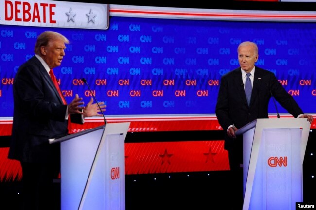 241 / 5,000 El candidato presidencial demócrata y actual presidente Joe Biden escucha al candidato presidencial republicano y expresidente estadounidense Donald Trump durante su debate en Atlanta, Georgia, EEUU, el 27 de junio de 2024. REUTERS/Brian Snyder/Foto de archivo