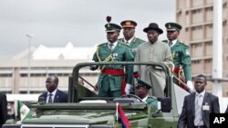 Shugaban Najeriya Goodluck Jonathan yake duba fareti, a ranar karrama sojoi.Anyi bikin a Abuja.