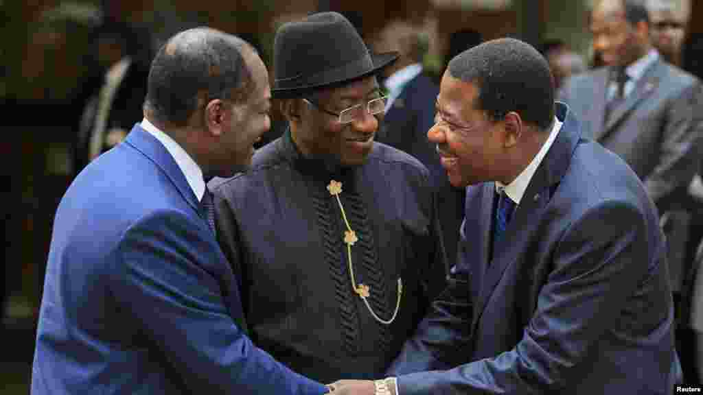 Ivory Coast's President Alassane Ouattara (L), Nigeria's President Goodluck Jonathan (C) and Benin's President Thomas Yayi Boni greet each other at the 43rd ECOWAS meeting in Abuja.