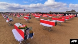 Upacara pemakaman massal 104 orang warga etnis Yazidi yang menjadi korban kekejaman militan ISIS di Desa Kojo, distrik Sinjar, Irak, 6 Februari 2021 (foto: dok). 
