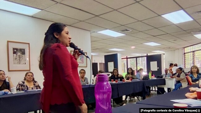Carolina Vásquez perdió la visión funcional a los 33 años, cuando trabajaba como asistente administrativa en un colegio salvadoreño. [Fotografía Carolina Vásquez / VOA]