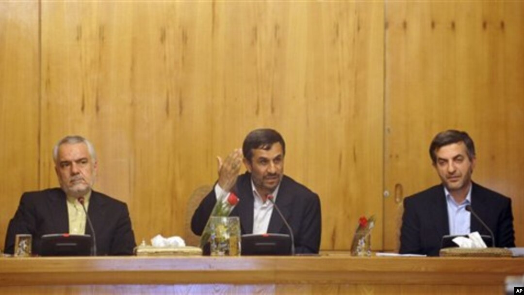 Eron prezidenti Mahmud Ahmadinejod (o'rtada), vitse-prezident Muhammad Rizo Rahimiy (chapda), Tehron, 1-may, 2011-yil