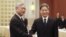 Ông Zhang Zhijun (phải), giám đốc Văn phòng Đài Loan Sự vụ của Trung Quốc bắt tay ông Andrew Hsia, Chủ tịch Hội đồng Hoa lục Sự vụ của Đài Loan tại Quảng Châu, tỉnh Quảng Đông ngày 14/10/2015.