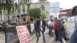 Başkent San Salvador'da neredeyse sokaklarda gösterinin yapılmadığı bir güne rastlanmıyor. Hükümet aleyhinde gerçekleşen gösterilerde çogu zaman polisle halk karşı karşıya geliyor 