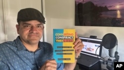 Antonio Perez drži svoju knjigu "Preobraćanje teoretičara zavjere" u Kauaiju, na Havajima, 5. novembra 2023.