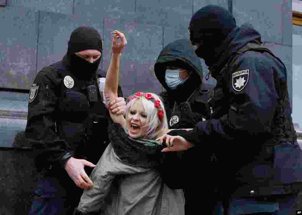 بازداشت یک زن معترض از گروه فمن؛ این زنان معترض خواستار توجه اوکراین به کنوانسیون استانبول هستند که بر مبنای آن اروپا از اعضای خود خواستار مقابله با خشونت علیه زنان و خشونت خانگی شد.