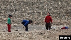 16일 북한 신의주 압록강변의 북한 어린이들. (자료사진)